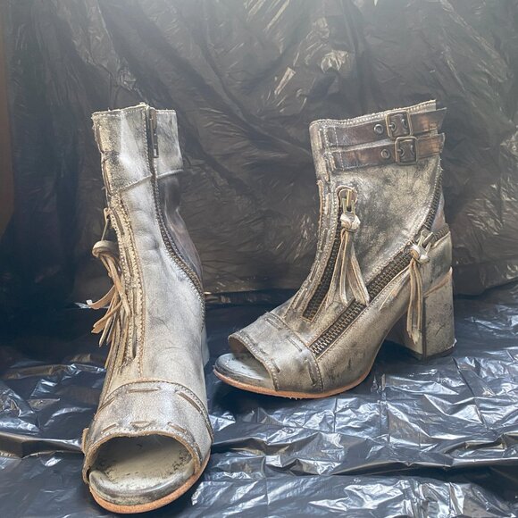 Freebird Zombi Ice Booties Size 10 - Never Worn! (Small Tear in Stitching) - Picture 3 of 7